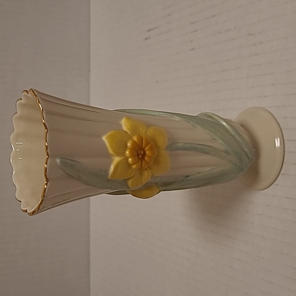 Lenox Daffodils in Bloom Bud Vase with Gold Trim - Picture 2 of 16